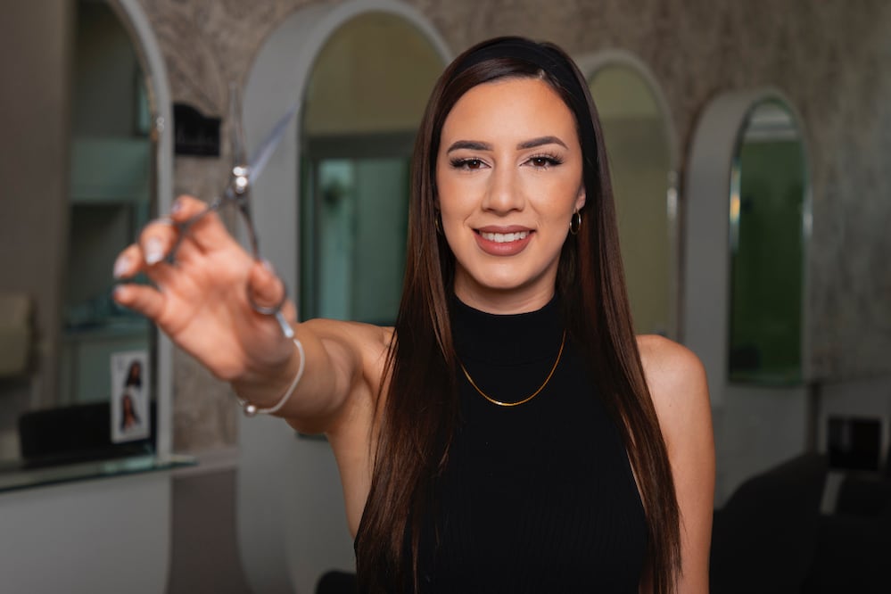 La moda capilar actual resalta el volumen natural y la textura del cabello largo. Foto: Freepik