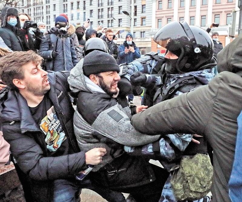 Manifestación a favor del líder opositor Alexéi Navalni, en Moscú. El presidente Vladimir Putin se perpetuó, por ausencia de órganos que garanticen la transparencia. MAXIM SHIPENKOV. EFE