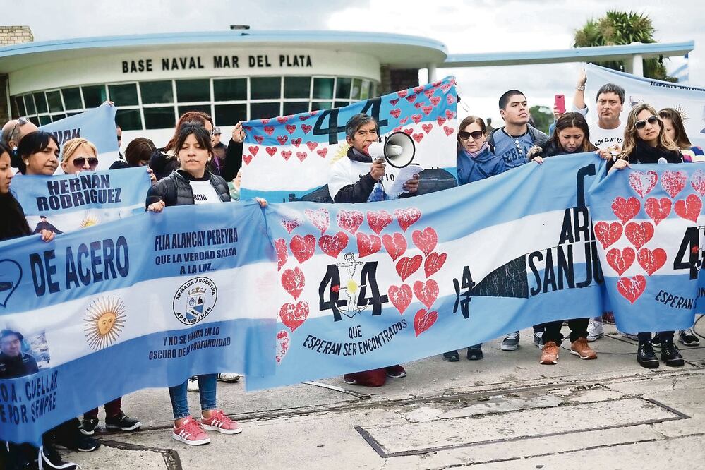Familiares de los 44 tripulantes del ARA San Juan exigieron ayer en Mar del Plata al gobierno que saque el submarino del fondo del mar. (AFP)