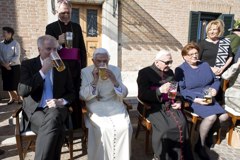 Fotografía facilitada por L'Osservatore Romano del papa emérito Benedicto XVI, acompañado por su hermano Georg Ratzinger (EFE)