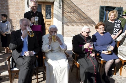 Benedicto XVI celebra 90 años con cerveza en Alemania