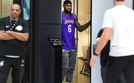 LeBron James llega al entrenamiento con tenis de Kobe Bryant
