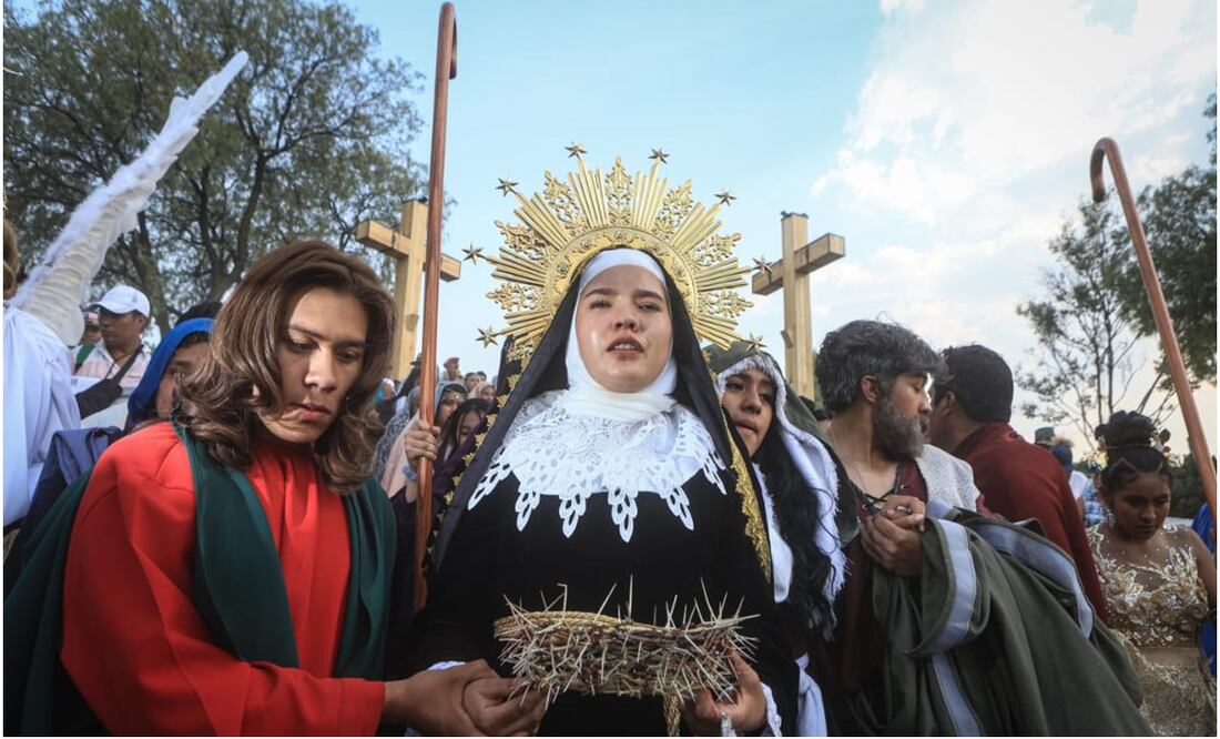 La vírgen presenta la corona de espinas que le pondrá a Jesucristo. Foto: Gabriel Pano/EL UNIVERSAL