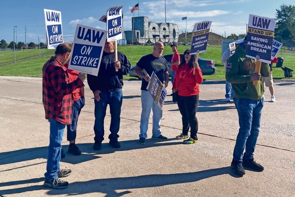 Este viernes, el sindicato UAW decidió no ampliar la huelga que inició el 15 de septiembre a más plantas de Ford, General Motors o Stellantis. Foto: John Seewer | AP