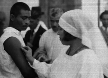 En 1923 se propuso que quien no quisiera vacunarse, debía pagar una multa de cinco pesos