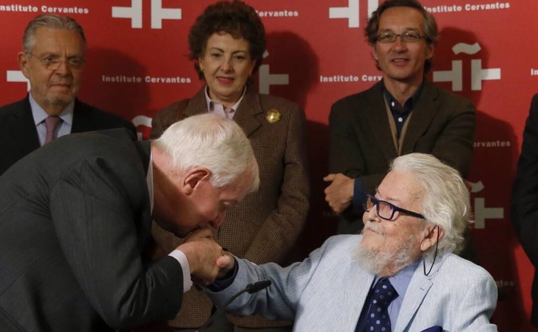 El escritor mexicano Fernando del Paso arribó este día al Instituto Cervantes de Madrid para depositar su legado sentimental en la Caja de las Letras como parte del protocolo previo a la recepción del premio Cervantes. En la imagen, el director del Instituto Cervantes, Víctor García de la Concha, besa la mano del galardonado.