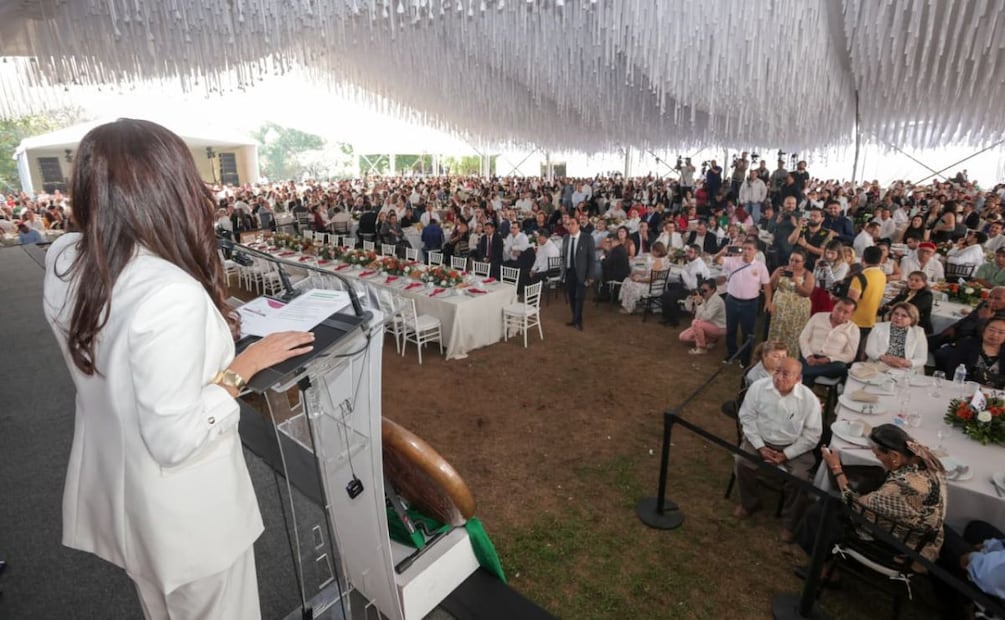  Con la entrega de becas a 800 mil estudiantes, se devolvió a las familias el derecho a una vida escolar plena. | Foto: Especial.