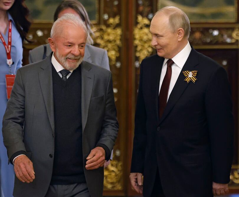 El presidente ruso, Vladimir Putin (derecha), y el presidente brasileño, Luiz Inácio Lula da Silva, entran en la sala durante su reunión en el Kremlin de Moscú, Rusia, el viernes 9 de mayo de 2025, durante las celebraciones del 80.º aniversario de la victoria de la Unión Soviética sobre la Alemania nazi durante la Segunda Guerra Mundial. Foto: AP