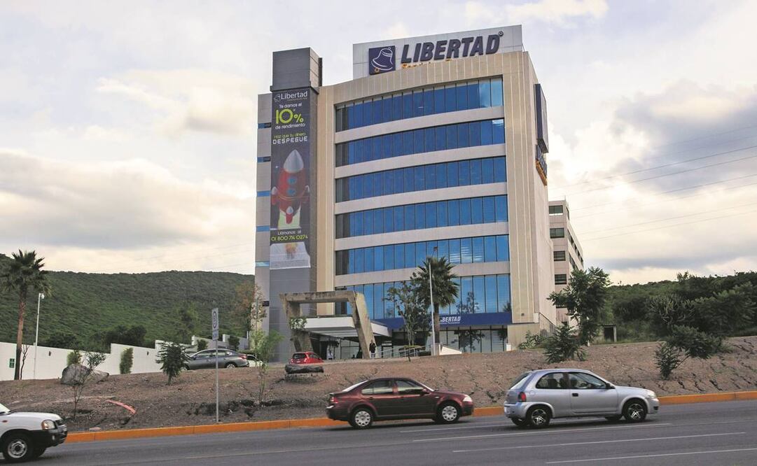Las acciones que tenía en Caja Libertad Juan Collado pretendían ser vendidas a fin de obtener un supuesto criterio de oportunidad que sus exabogados utilizaron para sacarle dinero. Foto: Archivo EL UNIVERSAL