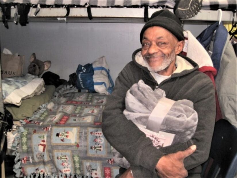 Odell Beckham Jr. regala de Navidad 100 cobijas a personas sin hogar 