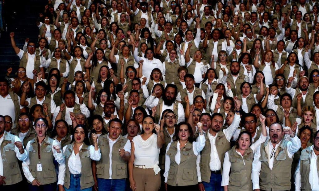 Ariadna Montiel Reyes, con servidoras y servidores de la nación estatales el 21 de marzo de 2026. Foto X (@A_MontielR).