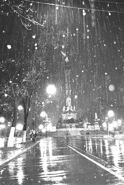 Una balacera y riñas por guerras de bolas de nieve: los estragos que dejó la nevada de la CDMX en 1967