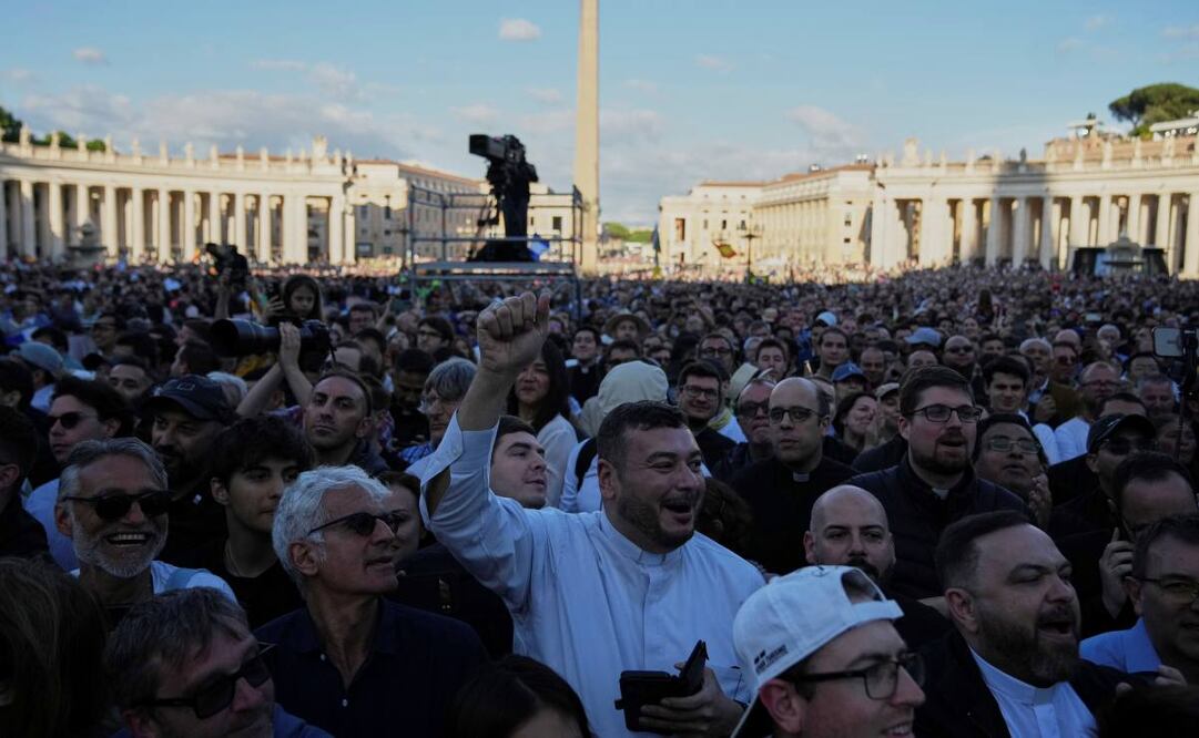 La gente reacciona en la plaza de San Pedro después de que saliera humo blanco de la chimenea de la Capilla Sixtina, donde 133 cardenales se reunieron en el segundo día del cónclave para elegir al sucesor del difunto papa Francisco, en el Vaticano, el jueves 8 de mayo de 2025. Foto: AP
