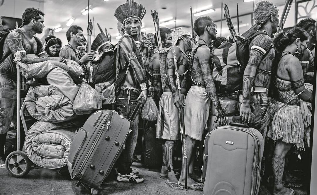 De la serie Distopía amazónica, de Lalo de Almeida (Brasil). Son miembros de la comunidad munduruku en la fila para abordar un avión. Foto: © Lalo de Almeida, para Folha de São Paulo/Panos Pictures
