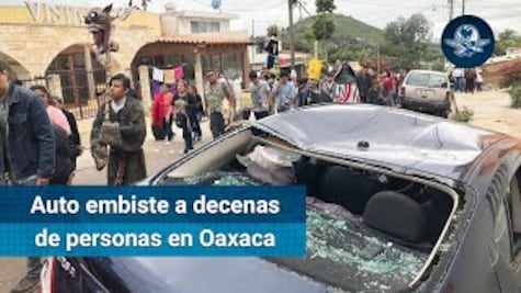 Vehículo embiste comparsa de Oaxaca; hay 5 heridos y 2 detenidos