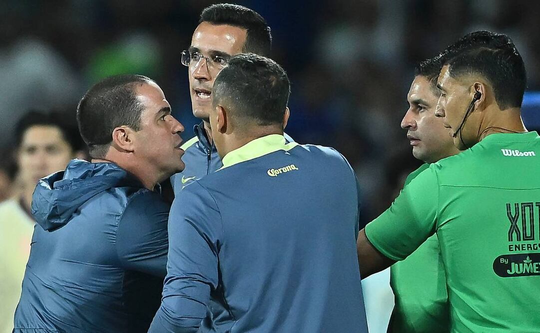 André Jardine perdió la cabeza y le dijo de todo al árbitro, quien le mostró la tarjeta roja. Foto: Imafo7