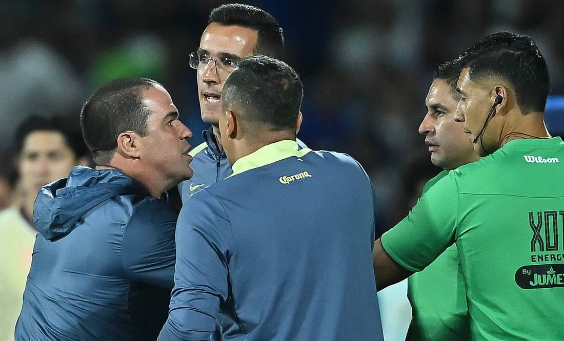 André Jardine perdió la cabeza y le dijo de todo al árbitro, quien le mostró la tarjeta roja. Foto: Imafo7
