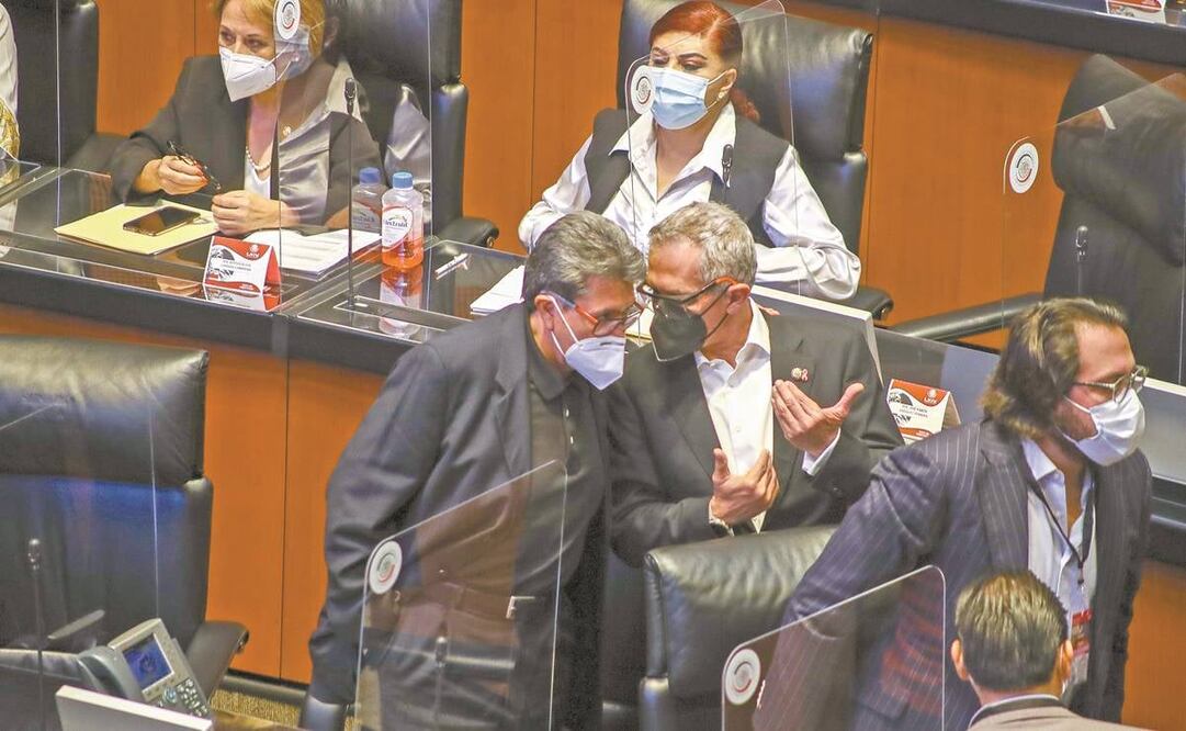 Ricardo Monreal (izq., Morena) y Miguel Ángel Mancera (PRD), durante la sesión para revisar la Ley de Ingresos. Foto: Diego Simón Sánchez. EL UNIVERSAL