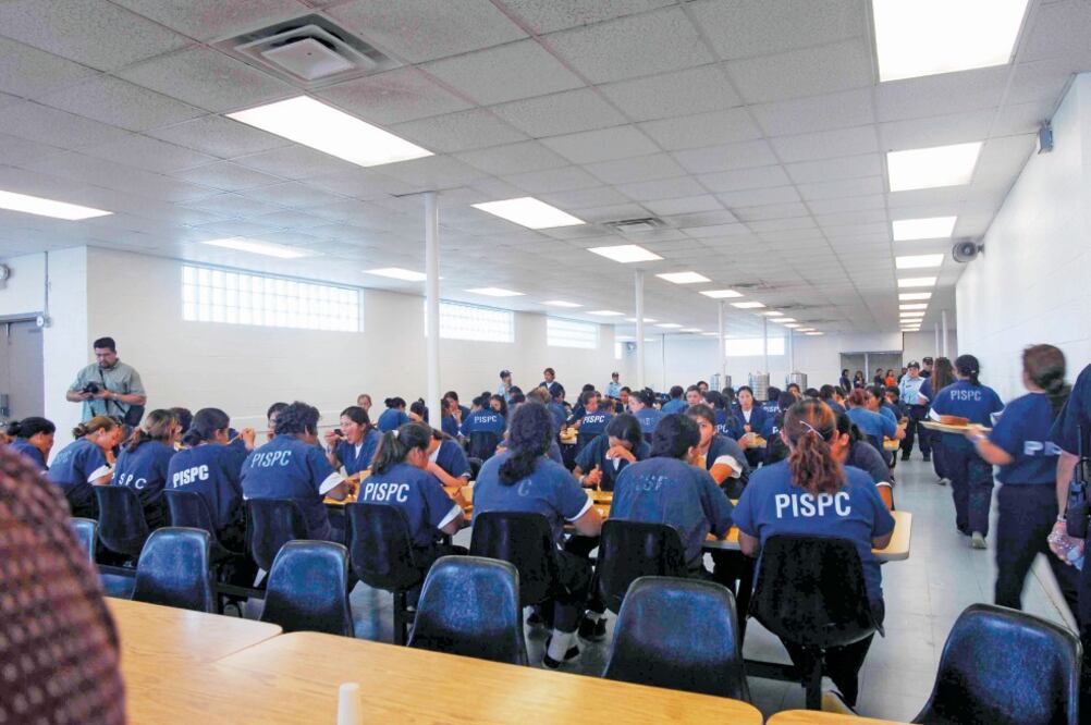 En el centro de detención de indocumentados de El Paso, Texas, hay actualmente entre 800 y mil 100 internos; uno de cada tres son mujeres (CORTESÍA DE EL DIARIO DE EL PASO)