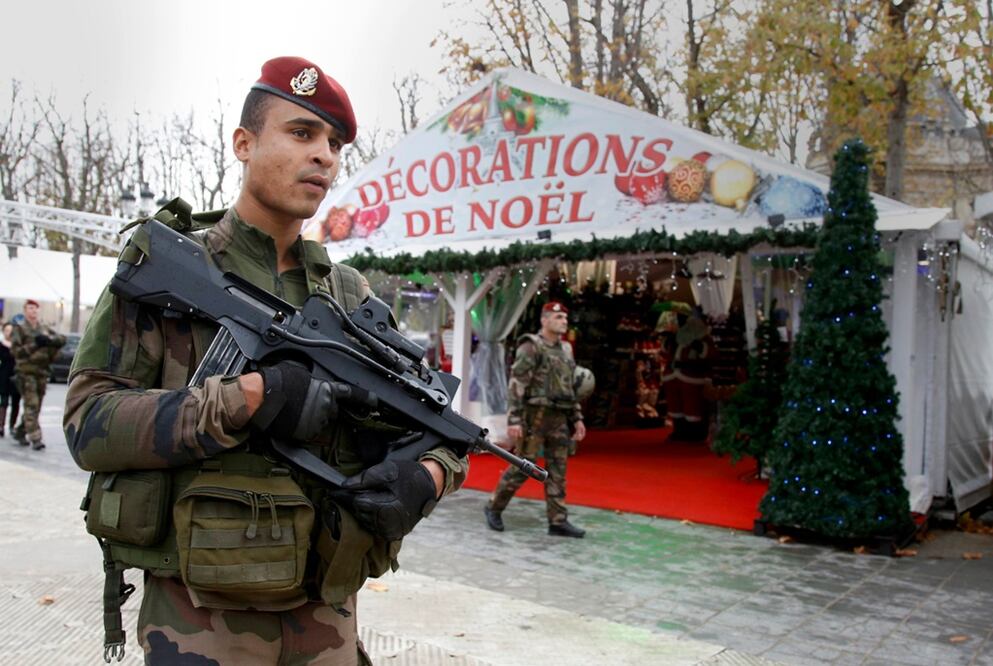 A casi una semana de la ola de atentados terroristas donde murieron 129 personas,  la policía francesa vigila el mercado navideño instalado en los Campos Elíseos, donde comenzaron los preparativos para las festividades. Foto Reuters