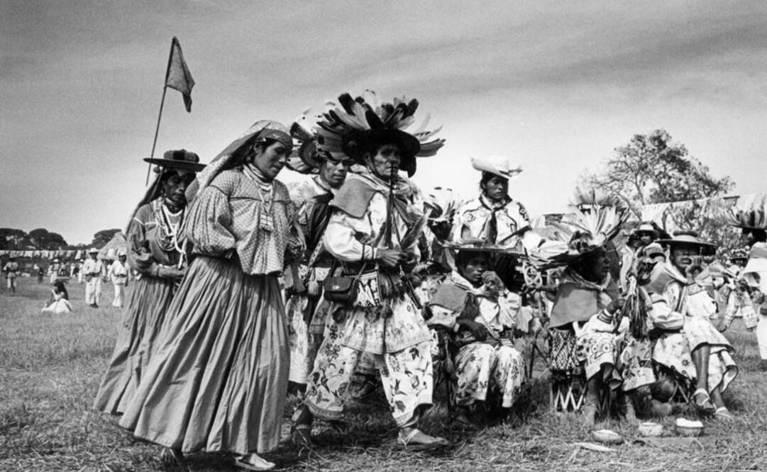 En la muestra se podrán apreciar sus capturas del mundo indígena en la Sierra Tarahumara, en Chiapas, Nayarit y Oaxaca. (FOTO: "Coras" / Nacho López / © Secretaría de Cultura-INAH.SINAFO.FN.MX)