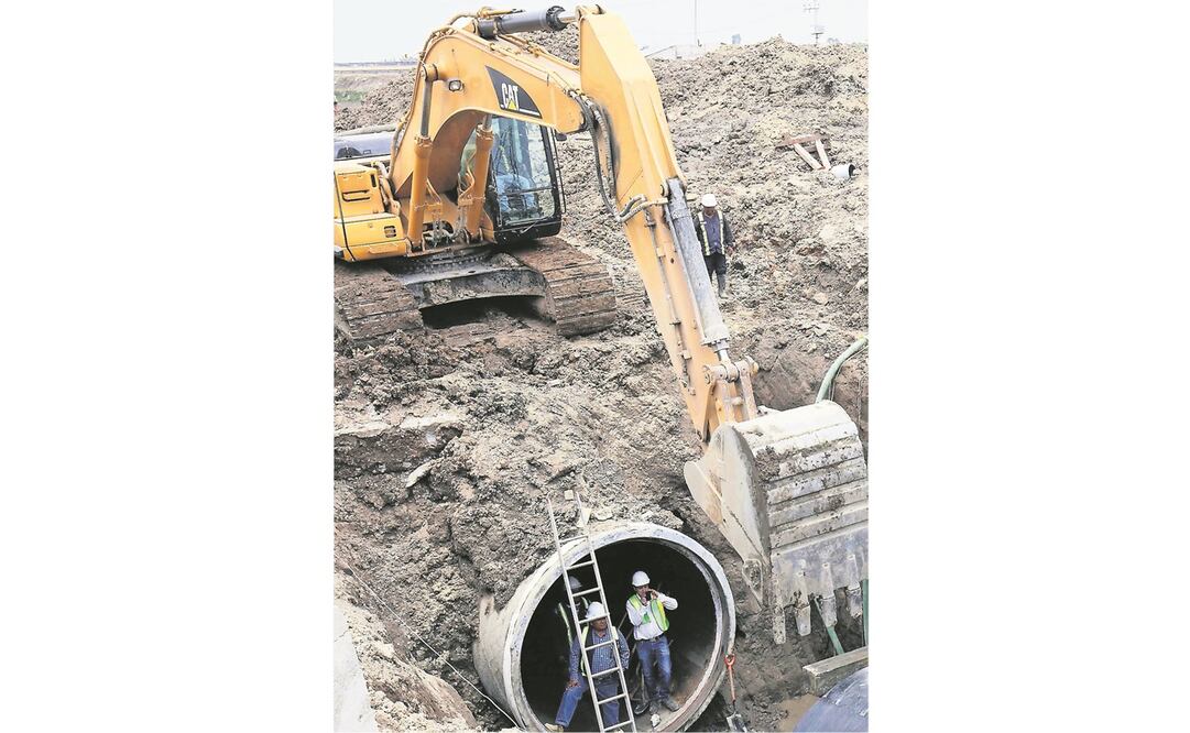 Fuga de agua. La ruptura en un ducto del sistema Cutzamala ocasionó la fuga; la Comisión del Agua abastecerá del líquido, por medio de pipas, a los habitantes de los municipios afectados. (ARCHIVO. EL UNIVERSAL)