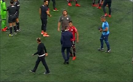 Empujones cuando Caixinha intenta ir con jugador de Xolos 