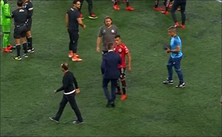 Empujones cuando Caixinha intenta ir con jugador de Xolos 