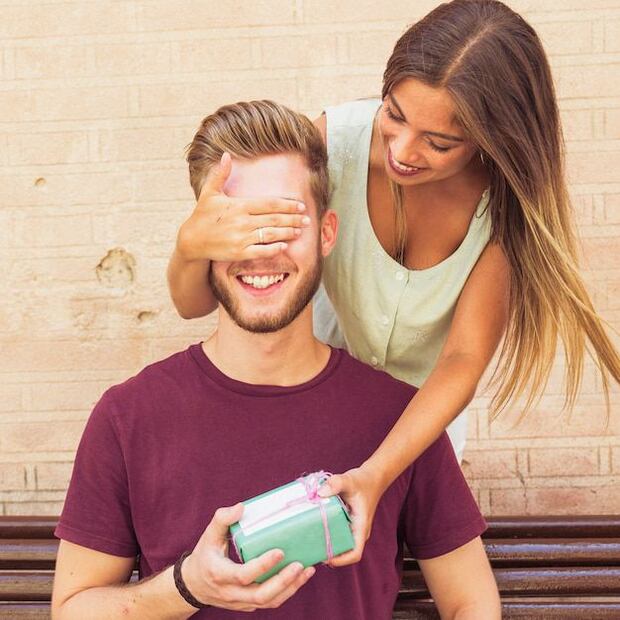 La tecnología puede ayudar a preparar el terreno, pero la verdadera conexión se construye con confianza, respeto y una interacción genuina. Fuente: Freepik.