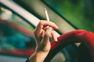 Consejos para eliminar el aroma a cigarro del auto