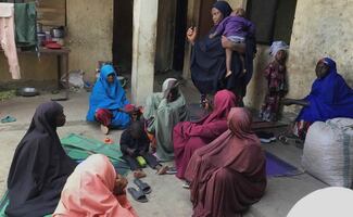 Comando armado secuestra a 25 niñas en Nigeria; una de ellas logra escapar del cautiverio