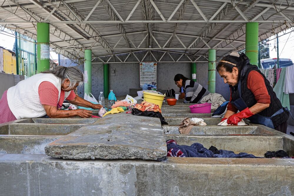 El lavadero de San Gregorio Atlapulco, en Xochimilco, es un espacio indispensable y tan antiguo como el pueblo mismo; sin embargo, ha sido reducido por el gobierno local. Foto: Gabriel Pano