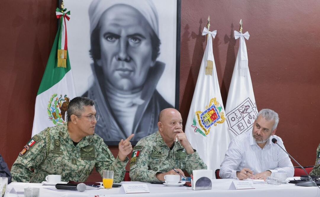 El gobernador Alfredo Ramírez Bedolla (Morena) felicitó al general de Brigada Diplomado de Estado Mayor, Oscar Rentería Schazarino, por su nombramiento como nuevo secretario de Seguridad Pública del estado de Sinaloa. Foto: Especial
