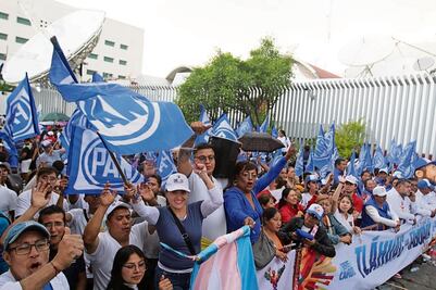 La lluvia no apaga ánimo de los simpatizantes