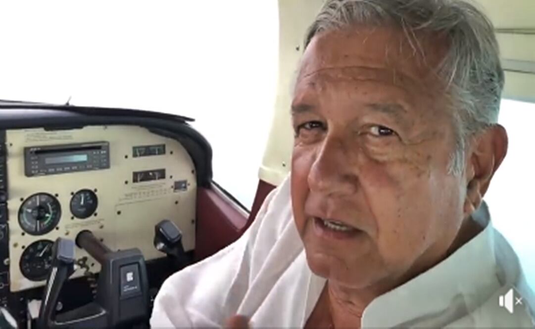 López Obrador viajando a Tepic. Foto: Facebook Andrés Manuel López Obrador