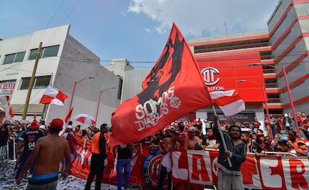 Aficionados de Toluca agreden al autobús del América en el Nemesio Díez