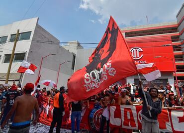 Aficionados de Toluca agreden al autobús del América en el Nemesio Díez