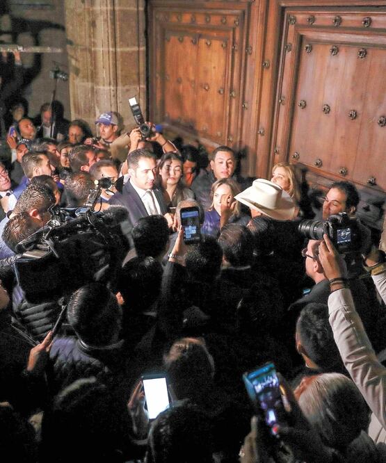 Los presidentes municipales inconformes con el proyecto de Presupuesto 2020 para sus localidades, llegaron hasta la Puerta Mariana para tratar de entrar a Palacio Nacional y gritaron: “¡Queremos entrar! ¡Queremos audiencia!” IVÁN STEPHENS. EL UNIVERSAL