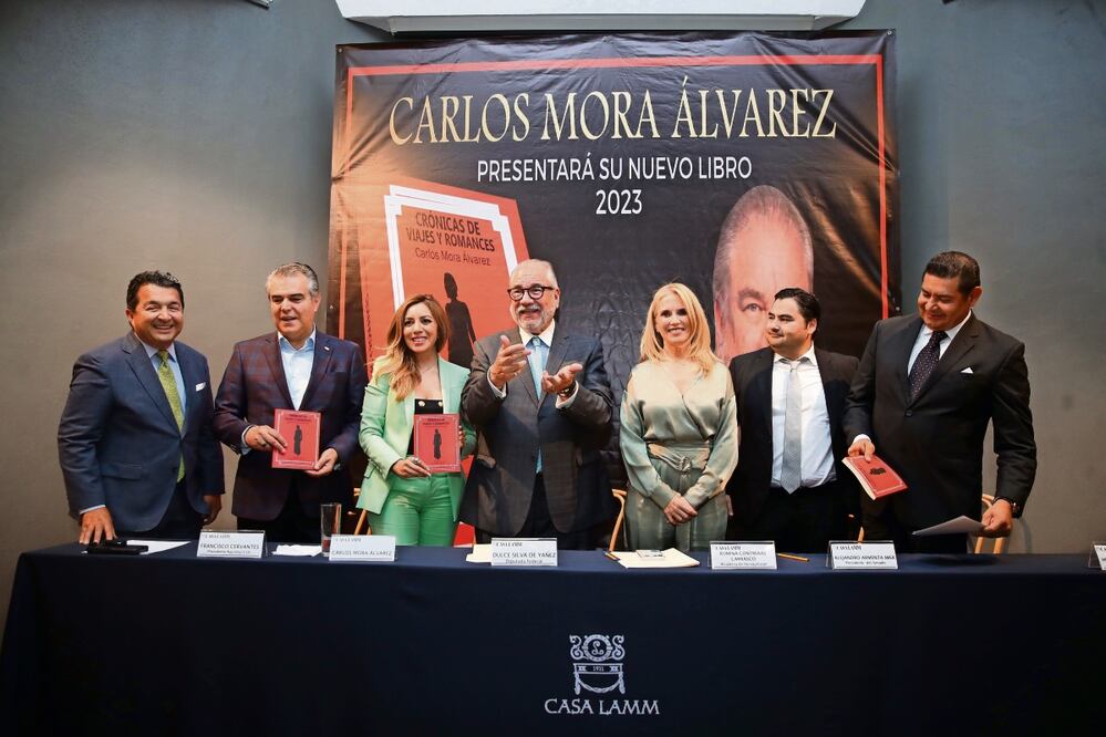 Acompañado de amigos y familiares, el autor (al centro) señala que si bien no es un libro político quiso retomar obras en las que cree de este gobierno como el Tren Maya. Foto: Germán Espinos / EL UNIVERSAL