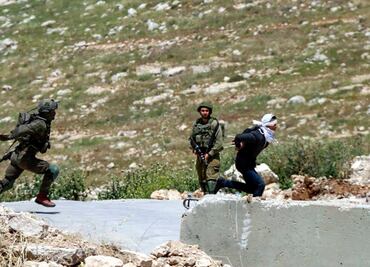 Soldados israelíes disparan a palestino que huía esposado y con los ojos vendados