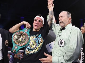 Óscar Valdez retiene su campeonato con polémica decisión de los jueces