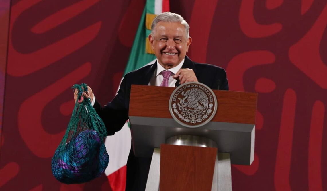 El presidente Andrés Manuel López Obrador recibió –como regalo- una hamaca que fue tejida por dos jóvenes del penal de Tenosique, que fueron detenidos de manera arbitraria. Foto: Carlos Mejía