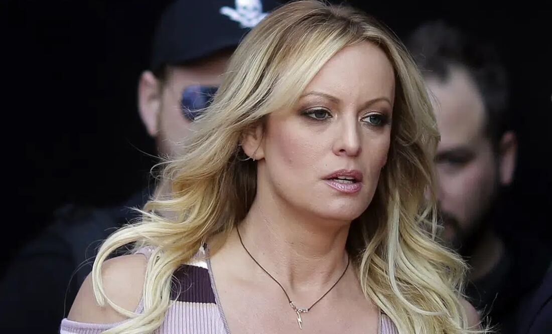 La actriz porno Stormy Daniels afirmó que "hacer que me llamen y me pongan en el estrado legitima mi historia y quién soy, y si no lo hacen, casi parece que me están escondiendo”. Foto: AP