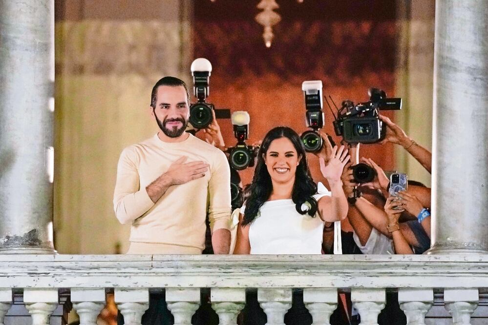 El presidente de El Salvador, Nayib Bukele, con su esposa Gabriela Rodríguez, desde el balcón del Palacio Presidencial en San Salvador. Moisés Castillo / AP