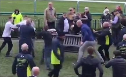 Pelea campal de aficionados en...¿El hipódromo?