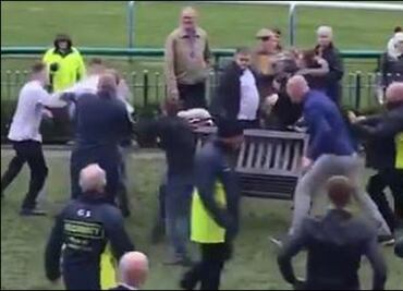 Pelea campal de aficionados en...¿El hipódromo?