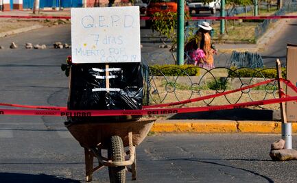 Con ataúd de persona que murió con síntomas de Covid-19, bloquean calle en Bolivia