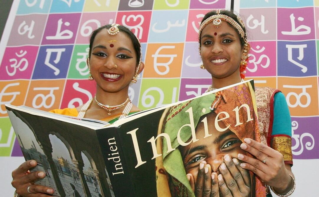 La India es el país invitado de la edición 2019 de la Feria Internacional del Libro de Guadalajara. En la imagen, dos promotoras del libro en el pabellón de la India en la Feria del Libro de Frankfurt en 2006. Foto: EFE/ Boris Roessler
