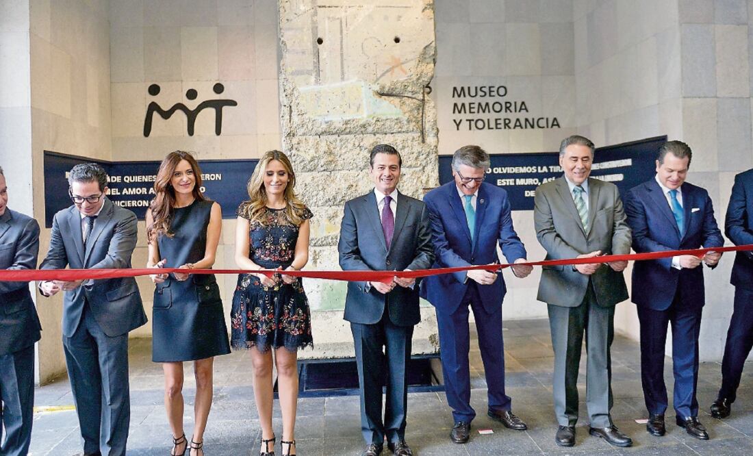El presidente Enrique Peña Nieto (centro) inauguró la exposición Muro de Berlín, en el museo de Memoria y Tolerancia. Foto: PRESIDENCIA