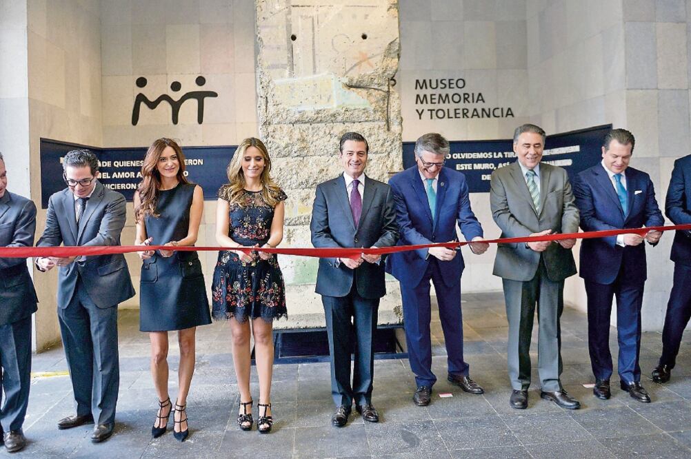 El presidente Enrique Peña Nieto (centro) inauguró la exposición Muro de Berlín, en el museo de Memoria y Tolerancia. Foto: PRESIDENCIA